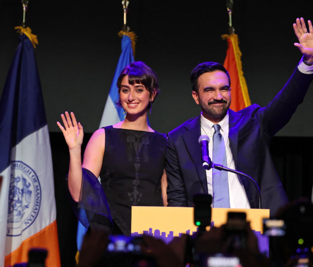 Zohran Mamdani es el nuevo alcalde de Nueva York con el 50,4% de los votos. En su primer discurso estuvo acompañado de Rama Duwaji, su esposa de 28 años, que es de origen sirio y es ilustradora, animadora y ceramista.