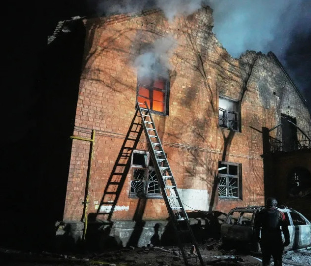 Un edificio residencial arde tras un ataque ruso en Kiev, Ucrania, el 9 de enero de 2026.