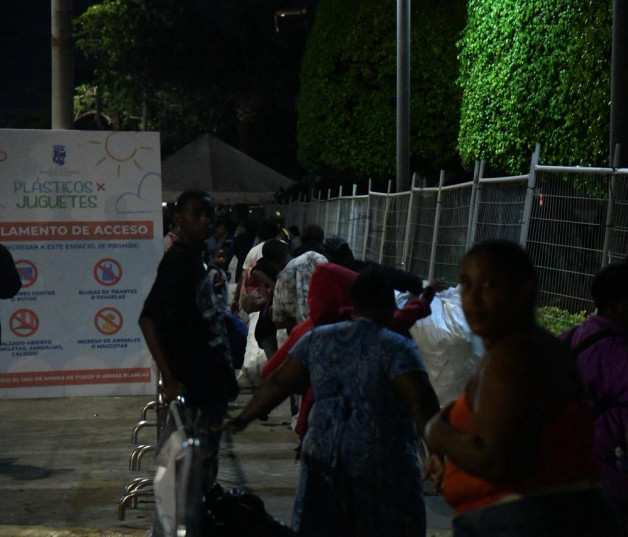 Fila para cambiar plástico por juguete