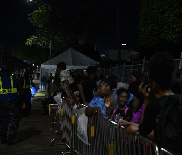 Adultos y niños en los alrededores de la Alcaldía del Distrito Nacional