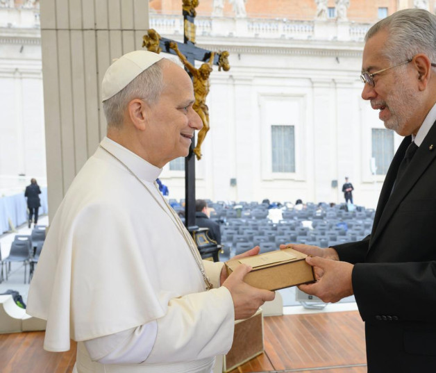 El Papa León XIV recibe la réplica del embajador Valdez.