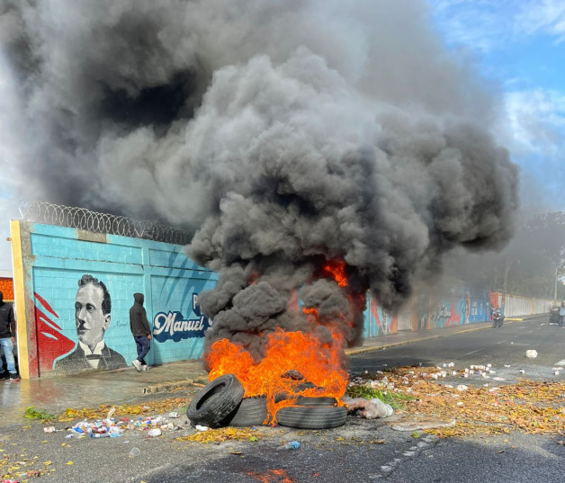 Incendio en la manifestación ocurrida en el Politécnico Manuel María Castillo de San Francisco de Macorís.