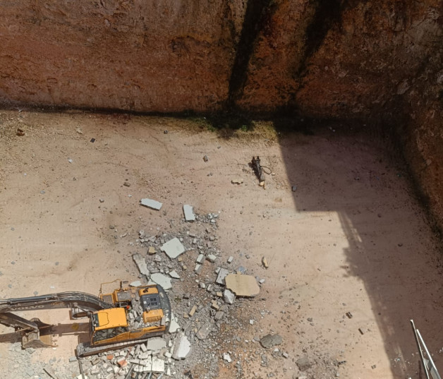 Derrumbe de pared de una contrucción genera preocupacion en residentes