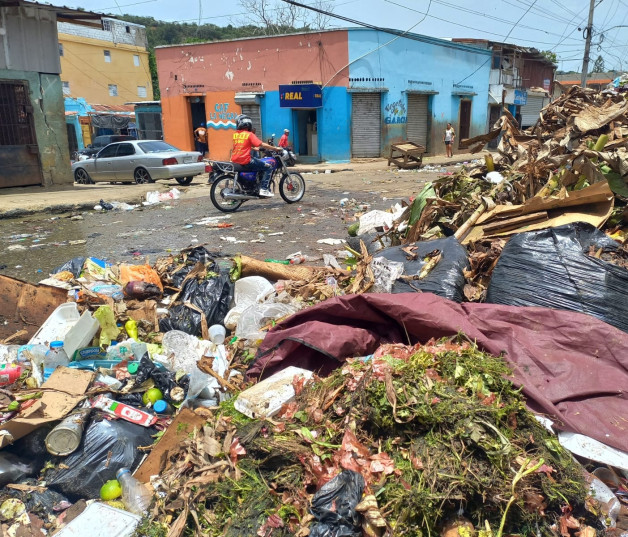 La acumulación de basura y malos olores en el  mercado dificulta la movilidad de vendedores y compradores.