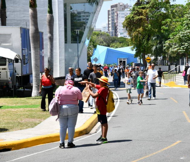 La Feria Internacional del Libro 2026 continúa con una masiva asistencia.