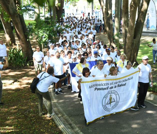 Caminata: un paso por la salud mental. Sosteniendo la bandera de La Pastoral de la Salud de la Arquidiócesis de Santo Domingo por el monseñor Morel Diplan, sor Trinidad Ayala Adames, Dra. Arabella Michellen, Rector de la UASD Jorge Asjana David, Dra. Marisol Taveras encargada de Salud Mental del (SNS).