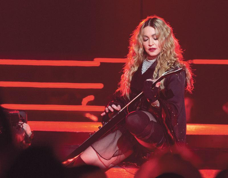Celebridad. Madonna sorprendió la madrugada del jueves a sus fans en una plaza de París.