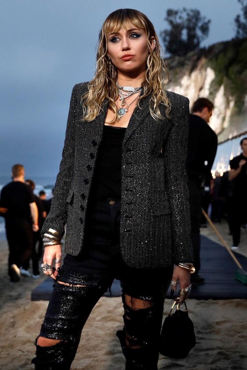 1.-La cantante y actriz estadounidense Miley Cyrus . EFE/ Etienne Laurent
2.-El mayor éxito de Vanilla Ice, fue, sin duda, “Ice, Ice, Baby”. En esta canción utilizaba el riff de bajo de “Under Pressure”, un tema estrella de la banda británica Queen con David Bowie. Foto: EFE
3.-"He is so fine” fue interpretada por la banda estadounidense The Chiffons (derecha) y tenía un enorme parecido con “My Sweet Lord”, del exBeattle George Harrison (izquierda). Foto :EFE
4.-“Whole Lotta Love” de Led Zeppelin fue señalada por plagio al guardar una obvia similitud con “You need Love”, de Muddy Waters (derecha). Foto: EFE