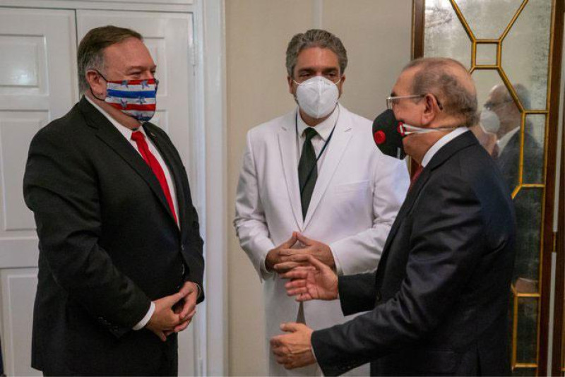 Momento aparte de un diálogo sostenido ayer entre el Secretario de Estado de Estados Unidos, Mike Pompeo, y el expresidente Danilo Medina.