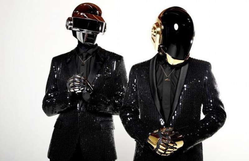 En esta foto del 17 de abril de 2013, Thomas Bangalter, a la izquierda, y Guy-Manuel de Homem-Christo, de Daft Punk, posan en Los Ángeles. (Foto AP, Archivo)