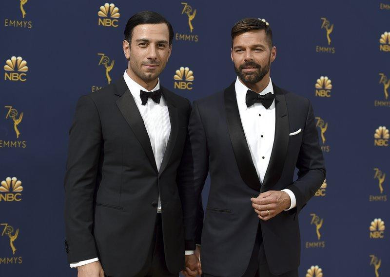 Jwan Yosef, izquierda, y Ricky Martin, derecha, llegan a la 70a edición de los Emmy Awards en el Microsoft Th, el 17 de septiembre de 2018. (Foto: AP/archivo).