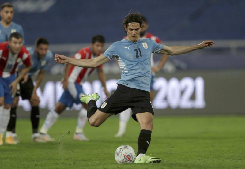 Edinson Cavani, de Uruguay, convierte un penal ante Paraguay durante un partido de la Copa América, disputado el lunes en Río de Janeiro.