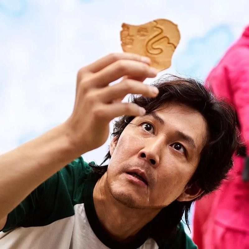 El actor Lee Jung-jae interpreta a Seong Gi-hun en la serie surcoreana “El juego del calamar”, en la cual personas con problemas de liquidez se juegan la vida para ganar una suma millonaria.