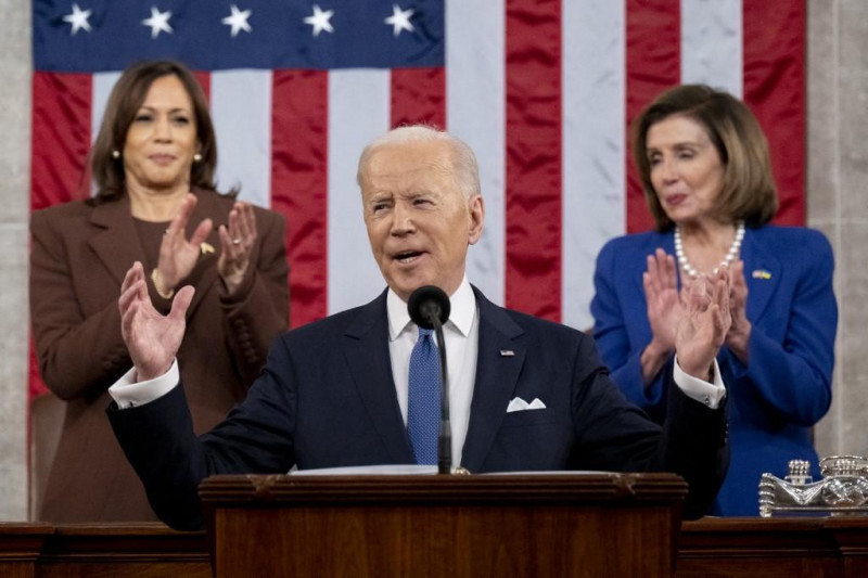 La vicepresidenta de EE. UU., Kamala Harris (izquierda), y la presidenta de la Cámara de Representantes de EE. UU., Nancy Pelosi (D-CA), aplauden al presidente de EE. UU., Joe Biden, mientras pronuncia su primer discurso sobre el Estado de la Unión en el Capitolio de EE. UU. en Washington, DC, el 1 de marzo de 2022.

SAUL LOEB / PISCINA / AFP