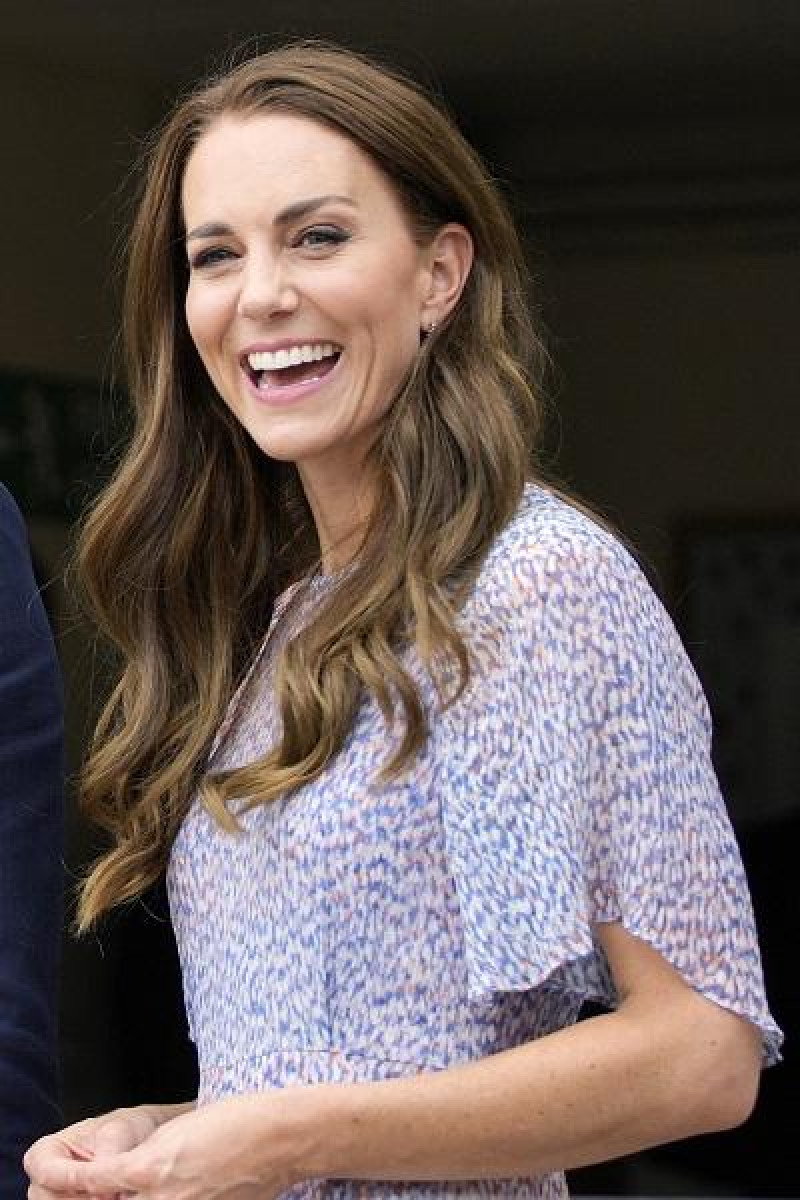 kate middleton, la nueva princesa de Gales, sonríe durante una visita a la organización benéfica de vivienda 'Jimmy's' en Cambridge de Inglaterra. Foto: AFP Forum.