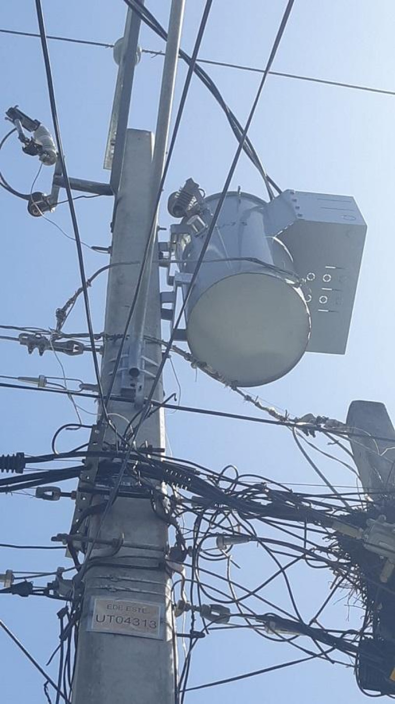 Vista del transformador del que se escucho salir la explosión y en que, aparentemente, se registra el problema que impide el suministro correcto de energía en el Ensanche Espaillat.