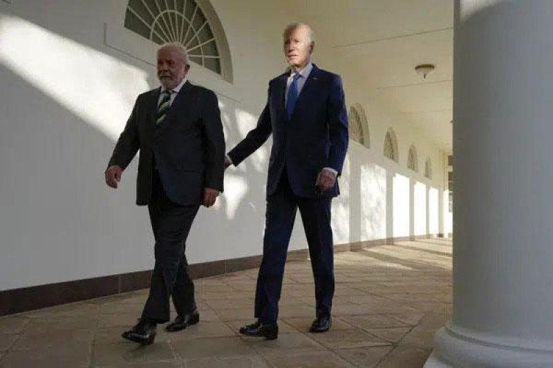 El presidente, Joe Biden, camina con el presidente de Brasil, Luiz Inácio Lula da Silva, rumbo a la Oficina Oval en la Casa Blanca, ayer 10 de febrero de 2023.  AP