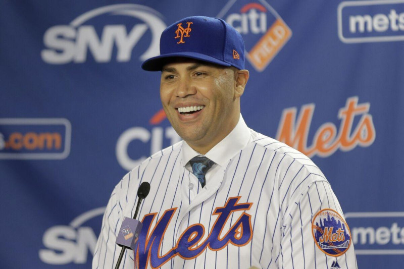 Carlos Beltrán sonríe durante la rueda de prensa en la que fue presentado como manager de los Mets de Nueva York, el 4 de noviembre de 2019.
