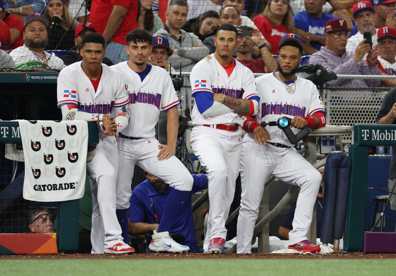 Juan Soto, Willy Adames, Manny Machado y Robinson Canó contemplan los últimos minutos del equipo dominicano en el Clásico Mundial de Béisbol.