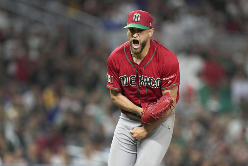 El lanzador mexicano Patrick Sandoval reacciona luego de ponchar al japonés Munetaka Murakami para finalizar el cuarto inning de un juego del Clásico Mundial de Béisbol, el lunes 20 de marzo de 2023, en Miami. (Foto AP/Wilfredo Lee)