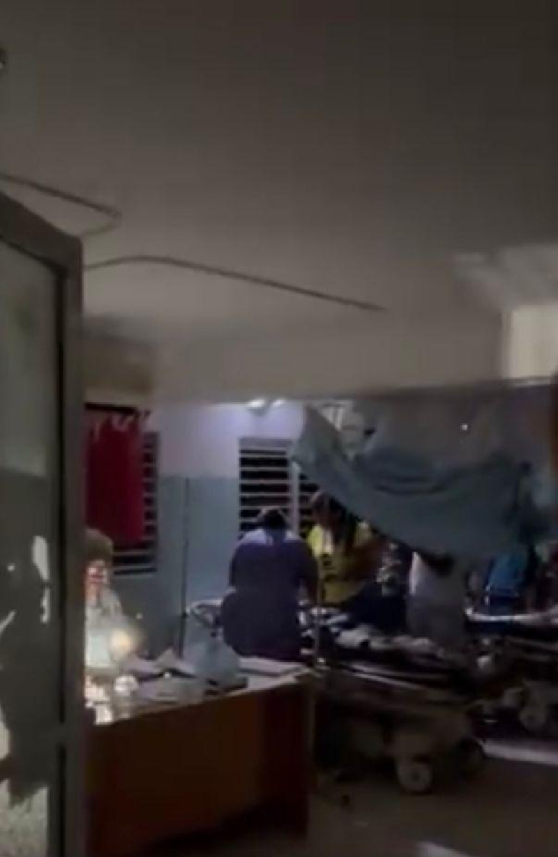 Vídeo muestra al personal de salud del hospital municipal de Villa Riva, asistiendo a pacientes con linternas del celulares