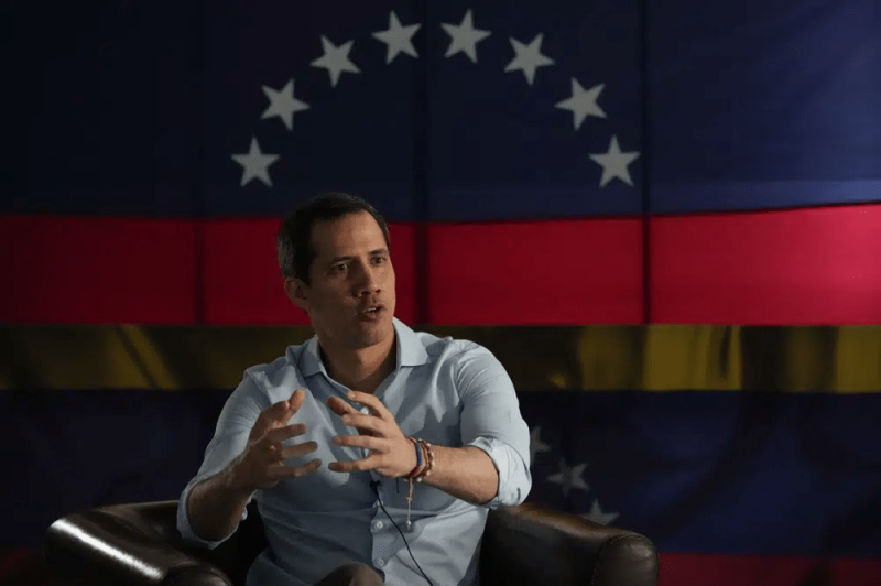ARCHIVO - El líder opositor Juan Guaidó habla durante una entrevista con Associated Press en Caracas, Venezuela, el jueves 10 de febrero de 2022. Guaidó dijo el martes 25 de abril de 2023 que no busca asilo político en Estados Unidos y que tiene No descartó la posibilidad de presentarse a unas primarias presidenciales previstas para octubre.