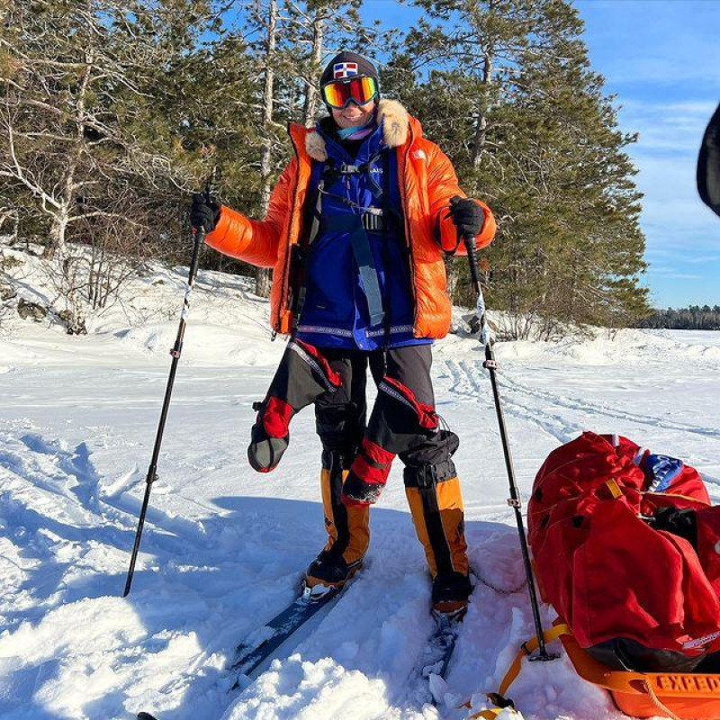 La montañista dominicana Thais Herrera preparándose para ir al Polo Norte.