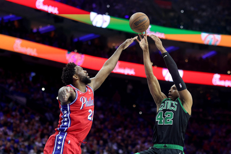 Al Horford, de los Celtics, lanza el balón ante la defensa de Joel Embiid, de Filadelia, en acción del partido tres de la semifinal de la Conferencia del Este de la NBA.