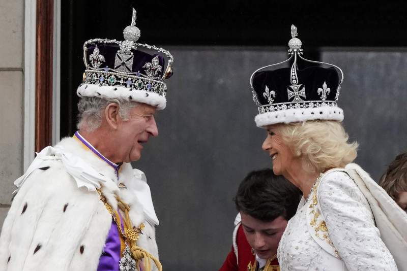 El rey Carlos III y la reina Camila sonríen en el balcón del Palacio de Buckingham tras la ceremonia de coronación en Londres, el sábado 6 de mayo de 2023.