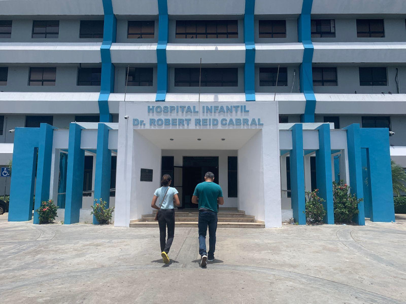Personas ingresando al Hospital Robert Reid Cabral