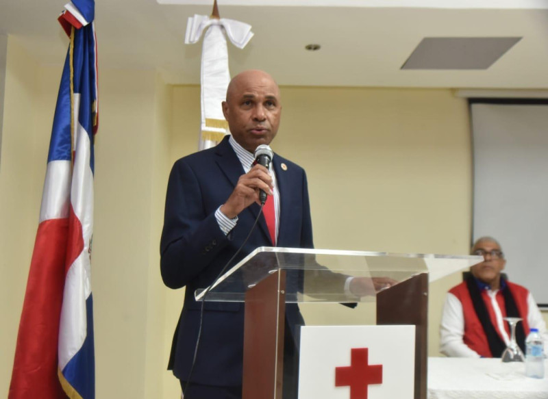 El director general de la Cruz Roja Dominicana, Braulio Alcántara, durante una conferencia de prensa por la celebración del Día Mundial de la Cruz Roja y de la Media Luna Roja.
