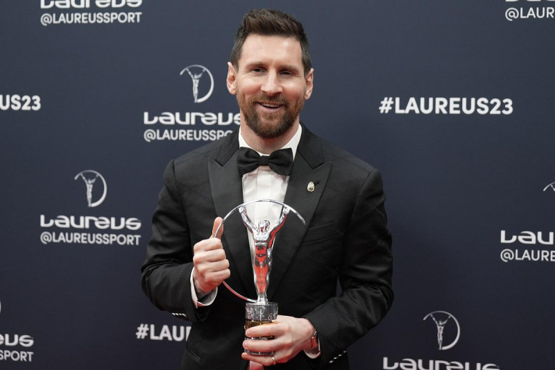 El futbolista argentino Lionel Messi posa después de recibir el premio al deportista del año en la ceremonia de los Premios Deportivos Laureus en París, el lunes 8 de mayo de 2023.