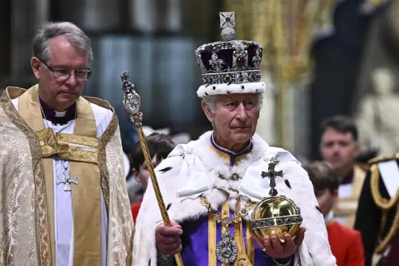 El Rey Carlos III de Gran Bretaña con la Corona Imperial del Estado y el Orbe y el Cetro del Soberano sale de la Abadía de Westminster después de su coronación en el centro de Londres el sábado 6 de mayo de 2023.
