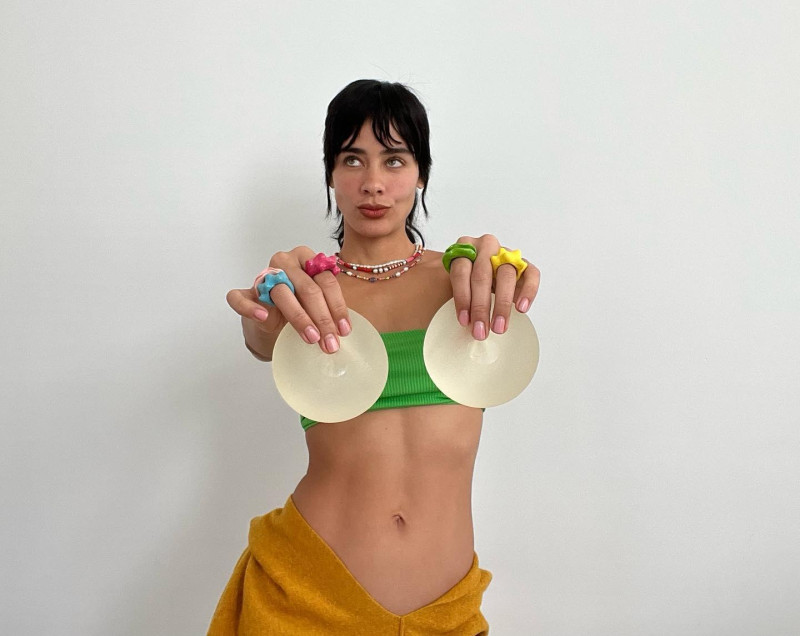Esmeralda Pimentel envió un mensaje después de quitarse la ropa para aparecer en la portada de la revista Noir y mostrar las heridas que le dejó la cirugía para retirarse los implantes de seno.