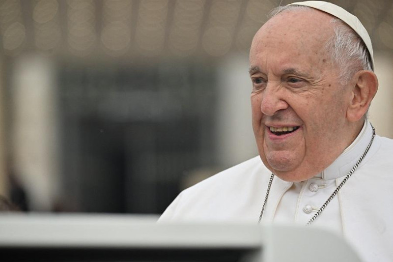 Papa Francisco saluda desde el Vaticano el jueves 11 de mayo de 2023.