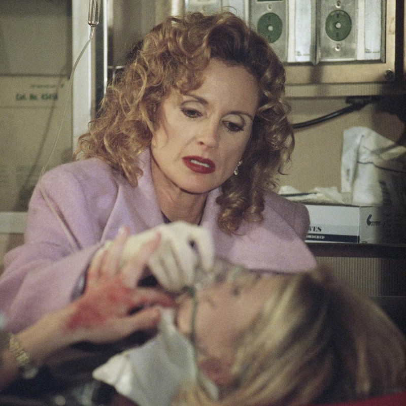 Jacklyn Zeman, quien interpretó a Bobbie Spencer en "General Hospital" de ABC, atendiendo a una paciente.AP Photo/Susan Sterner