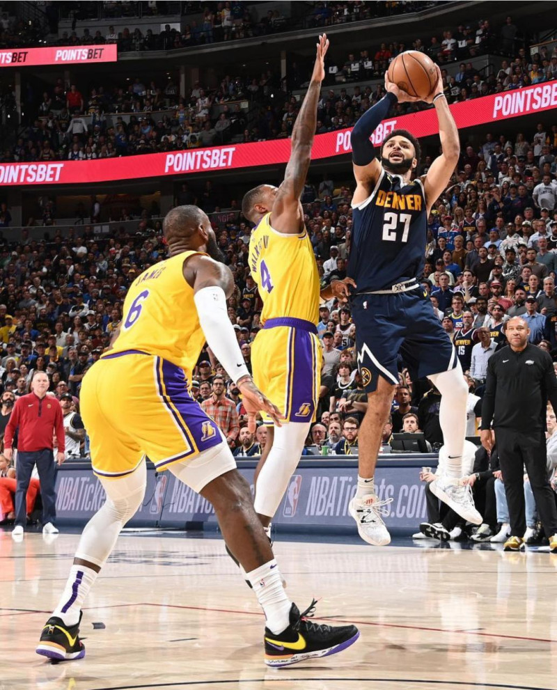Jamal Murray anotó 23 de sus 3 puntos para liderar el triunfo de los Nuggets sobre los Lakers.