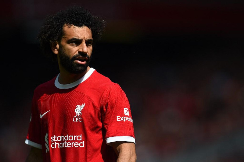Mohamed Salah reacciona durante el partido de fútbol de la Premier League inglesa entre el Liverpool y el Aston Villa en Anfield