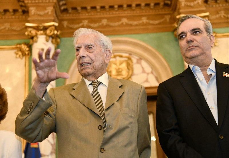 El escritor Mario Vargas Llosa junto al presidente dominicano Luis Abinader en el Palacio Nacional.