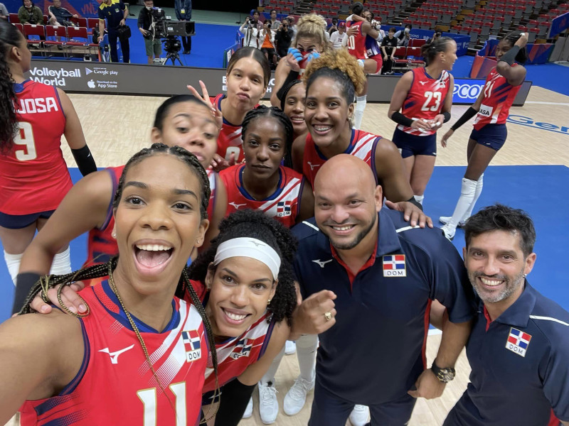 El equipo dominicano celebra su triunfo ante Bulgaria.