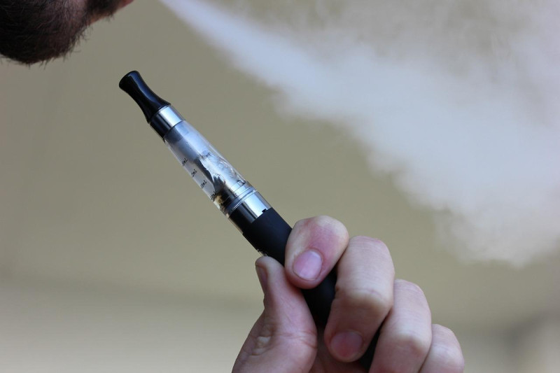 Las autoridades sanitarias advierten de que los vaporizadores, incluso los que carecen de nicotina, perjudican la salud debido a componentes insalubres e incluso cancerígenos.