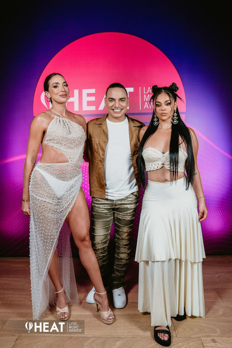 Los presentadores de Premios Heat, Gabi Desangles, Moisés Salcé y La Segura.