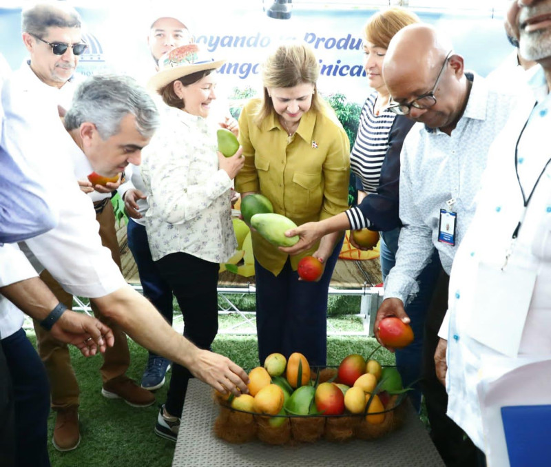 La vicepresidenta recorrió varios puestos de exhibición de la fruta.