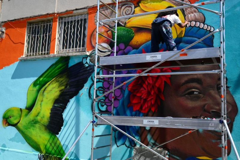La artista colombiana Daniela Velásquez, también conocida como "La Crespa", de la Comuna 13 de Medellín, pinta un muro en un distrito del norte de Marsella.