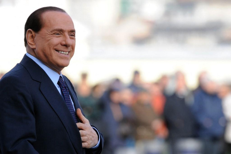 Silvio Berlusconi, el ex primer ministro que reformó el panorama político y cultural de Italia, murió a los 86 años, confirmó su portavoz a la AFP el 12 de junio de 2023.
