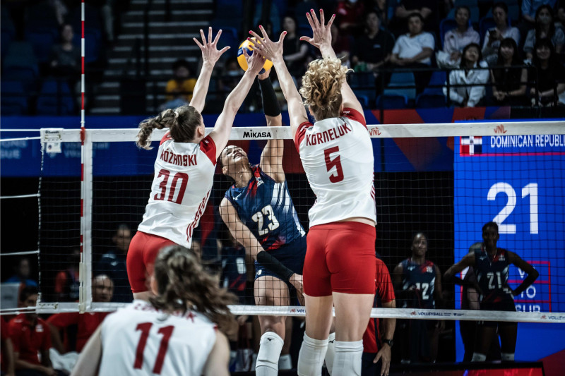 Gaila González, de la República Dominicana, trata de pasar el balón ante la defensa de Polonia.