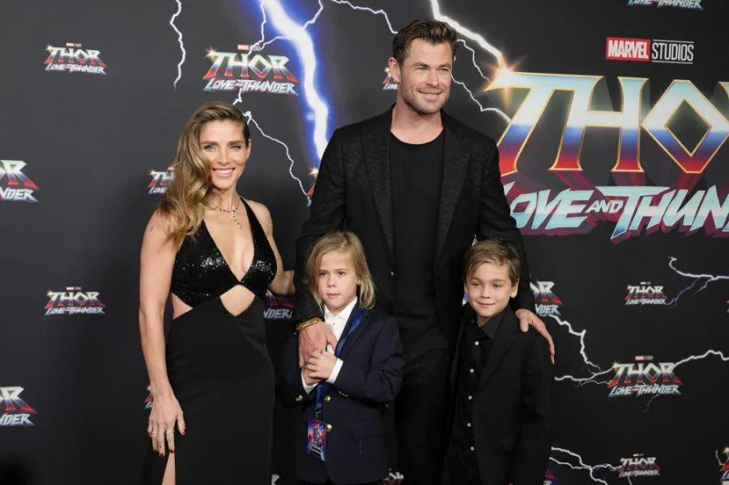 Chris Hemsworth, Elsa Pataky  y los hijos de ambos en el estreno de Thor: Love and Thunder en Sydney