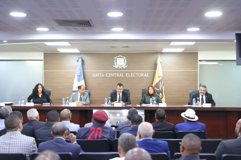 Pleno de la Junta Central Electoral en su sesión de audiencia pública con los partidos políticos el 19 de junio de 2023