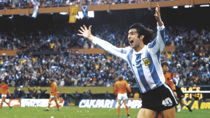 Mario Alberto Kempes celebra con júbilo el triunfo de la albiceleste en 1978.
