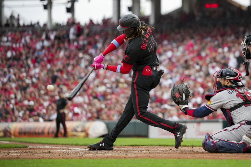 Elly De La Cruz, de los Rojos de Cincinnati, pega un doble durante el segundo inning de un partido de béisbol contra los Bravos de Atlanta en Cincinnati, el viernes 23 de junio de 2023.